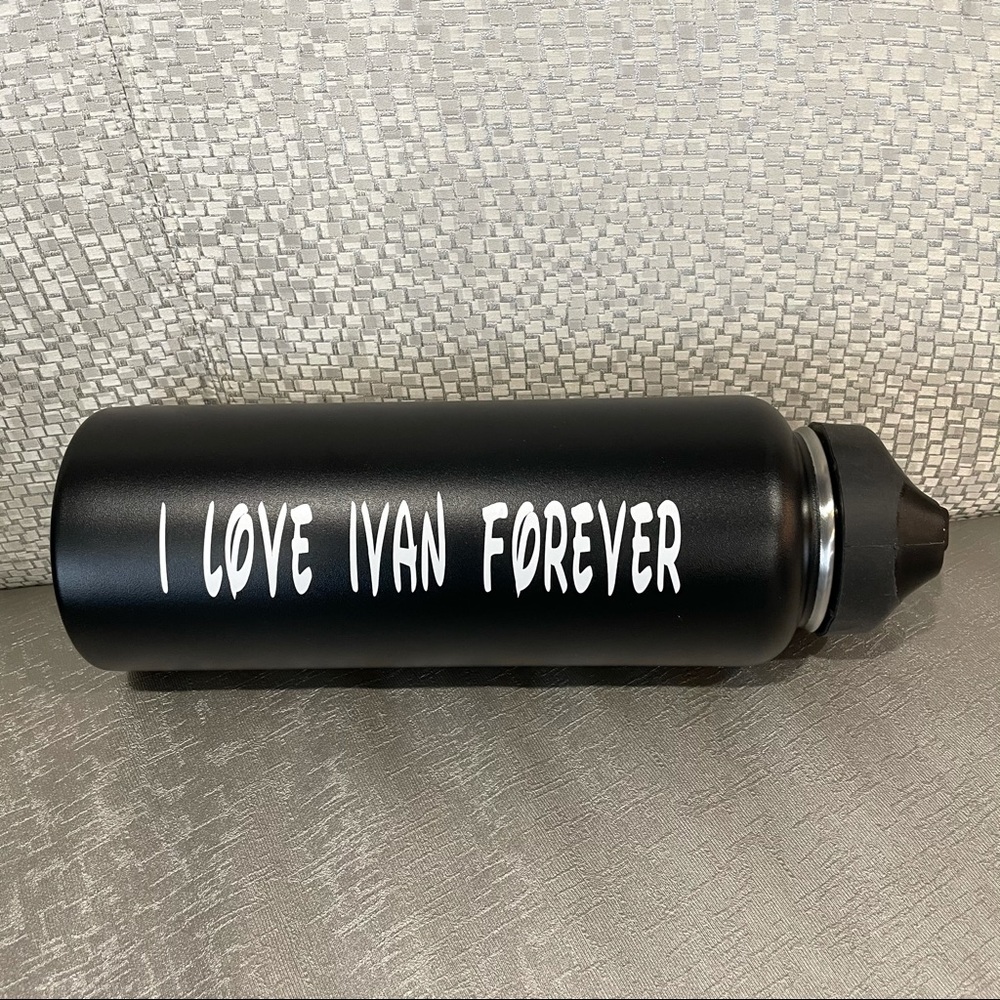 Insulated water bottle 32 oz straw lid